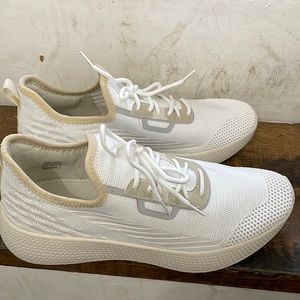 US SIZE 9 MEN. Got the wrong size on sale. Didn’t return it. Only wore once.